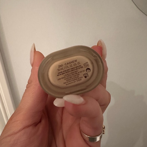 Laura Mercier Foundation 2N1 - Picture 2 of 3